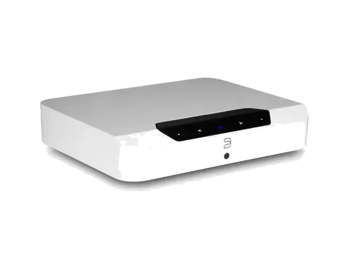 Bluesound POWERNODE EDGE, white three-quarter view at Toma Audio