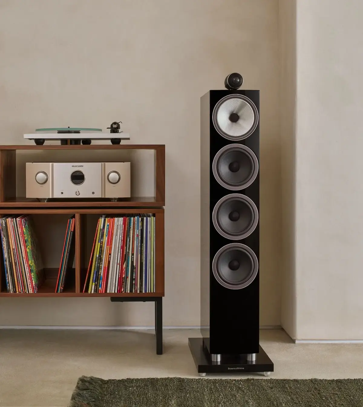 Bowers & Wilkins 702 S3 in Gloss Black, room view at Toma Audio