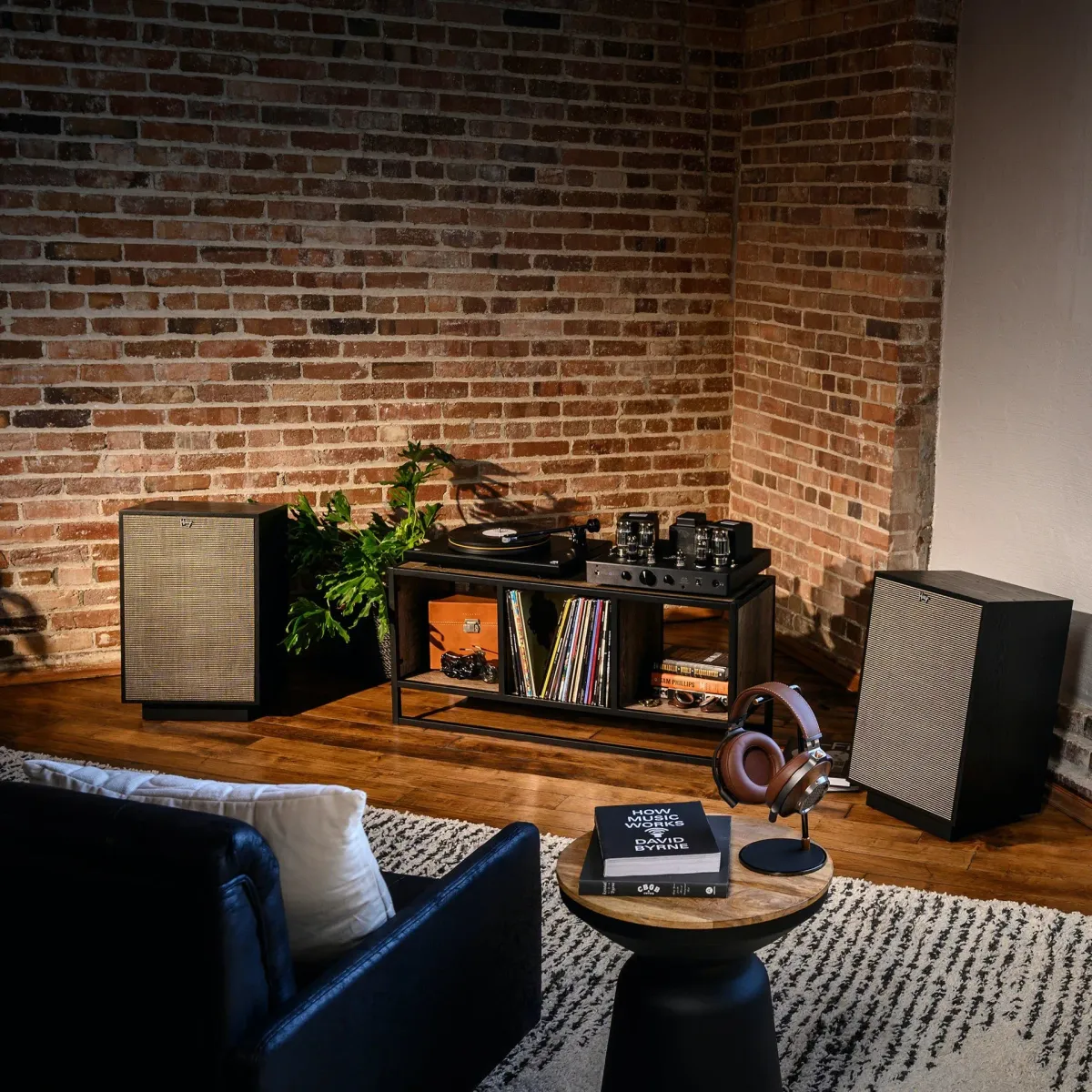 Klipsch Heresy IV Heritage - [3-Way Horn 12"], Klipsch HeresyIV Next To A Turntable at Toma Audio