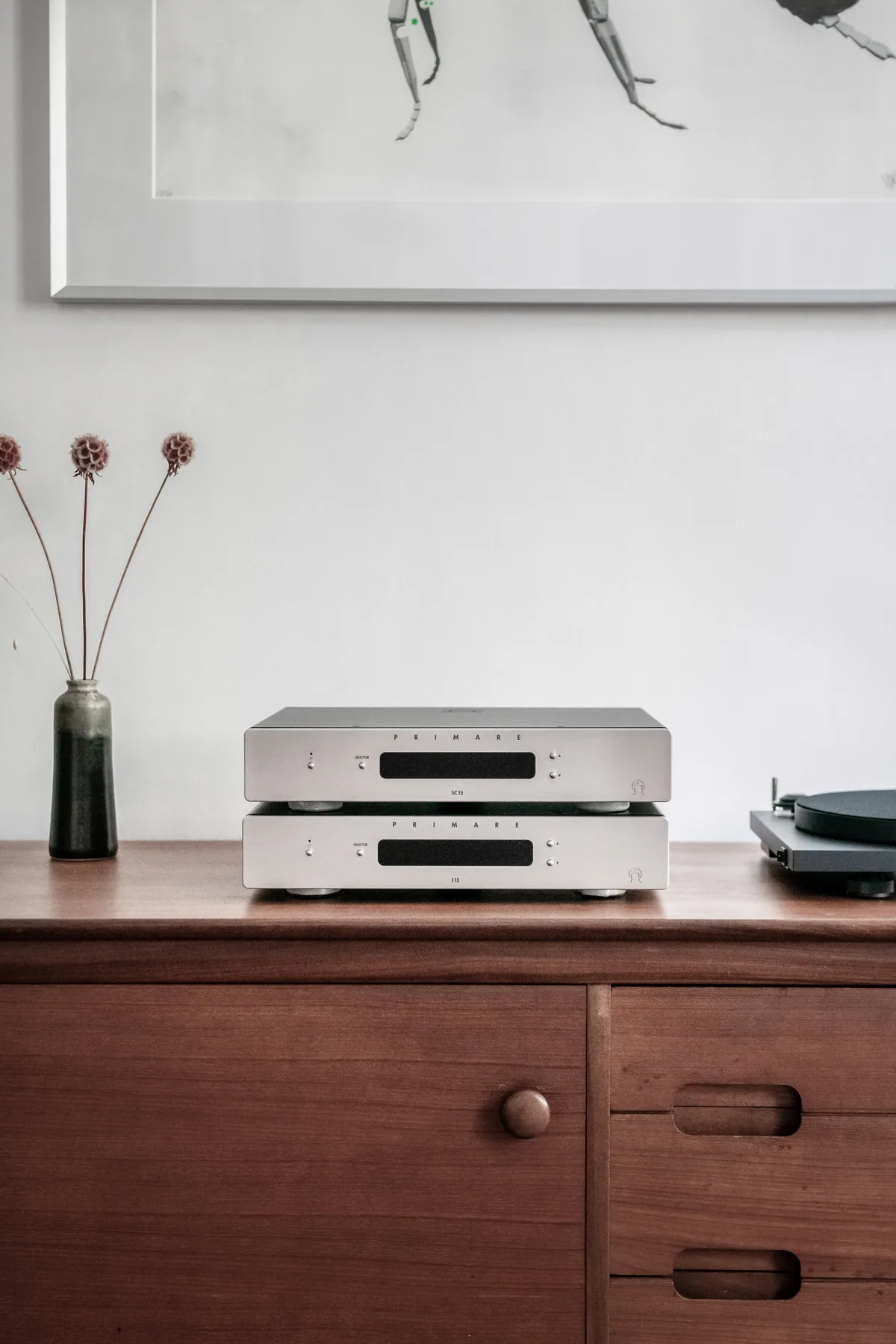 Primare I15 Prisma MK2 - [2x60W DAC Wi-Fi BT], SC15 I15 DarkWood Turntable Flower Closeup at Toma Audio