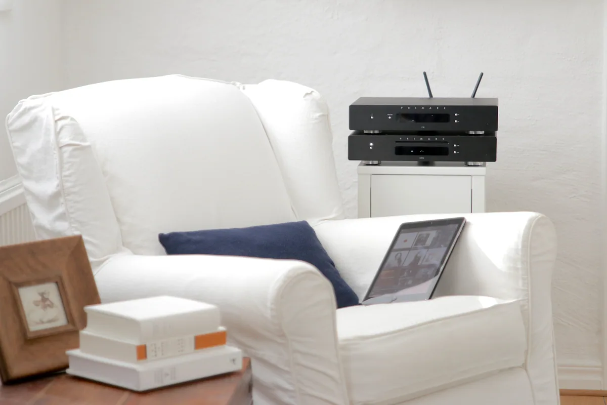 Primare I15 Prisma MK2 - [2x60W DAC Wi-Fi BT], I15 CD15 ReadingChair Zoomedout at Toma Audio
