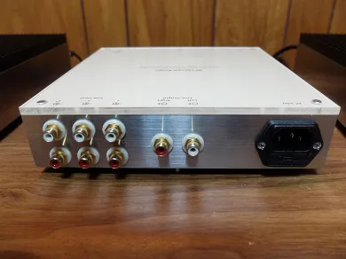 Sparkler Audio model S513i "pastoral" ― Control Amplifier with Remote and model S514i "rhapsody" ― Dual Monaural Power Amplifier (* 2) - [2x25W], control detail at Toma Audio
