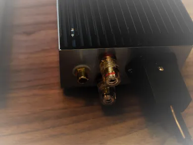 Sparkler Audio model S513i "pastoral" ― Control Amplifier with Remote and model S514i "rhapsody" ― Dual Monaural Power Amplifier (* 2) - [2x25W], finish detail at Toma Audio