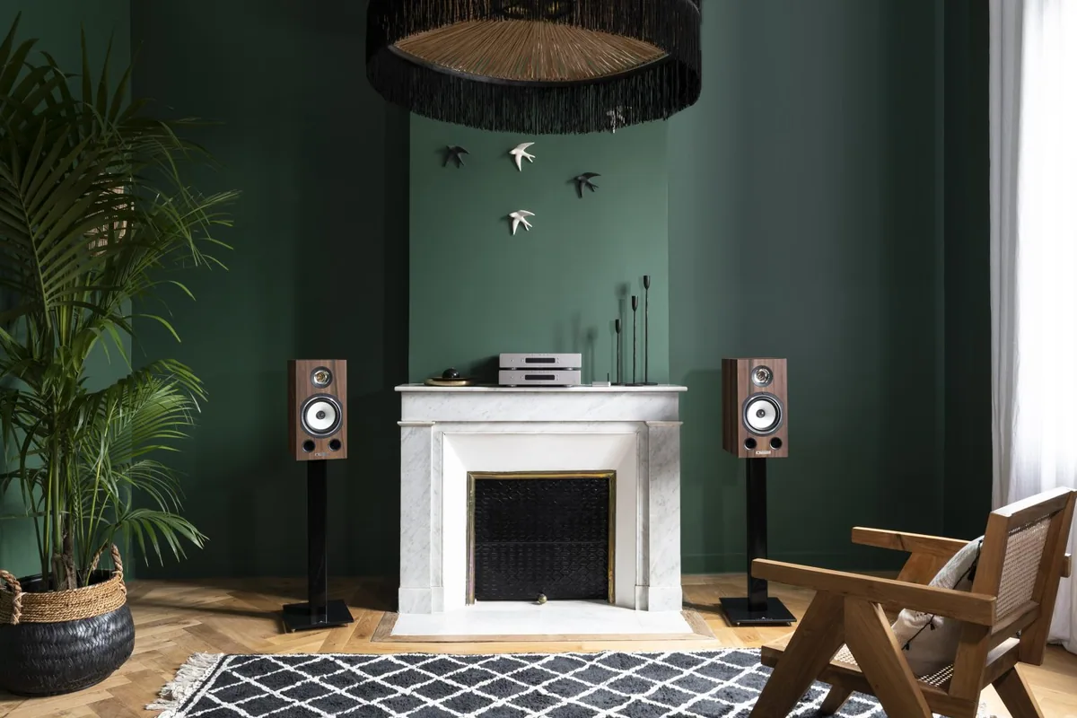 Triangle Comete Ez - [2-way 6.5"], Triangle Automne 2021 Pictures Lifestyle Esprit Ez Chestnut 06 at Toma Audio